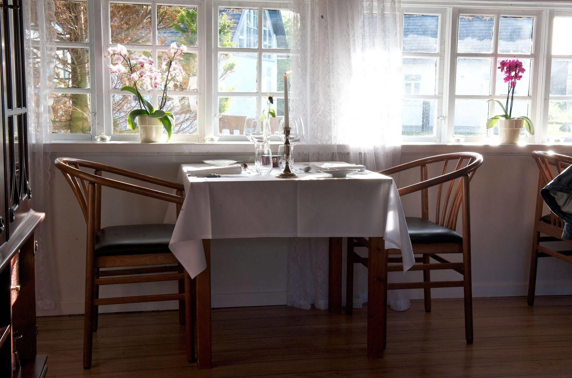 Hotel Strandgaarden Vesterø Havn Kültér fotó
