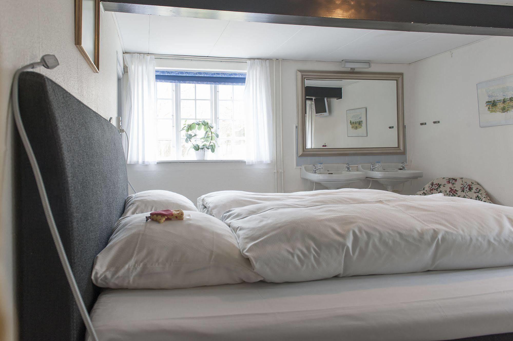 Hotel Strandgaarden Vesterø Havn Kültér fotó
